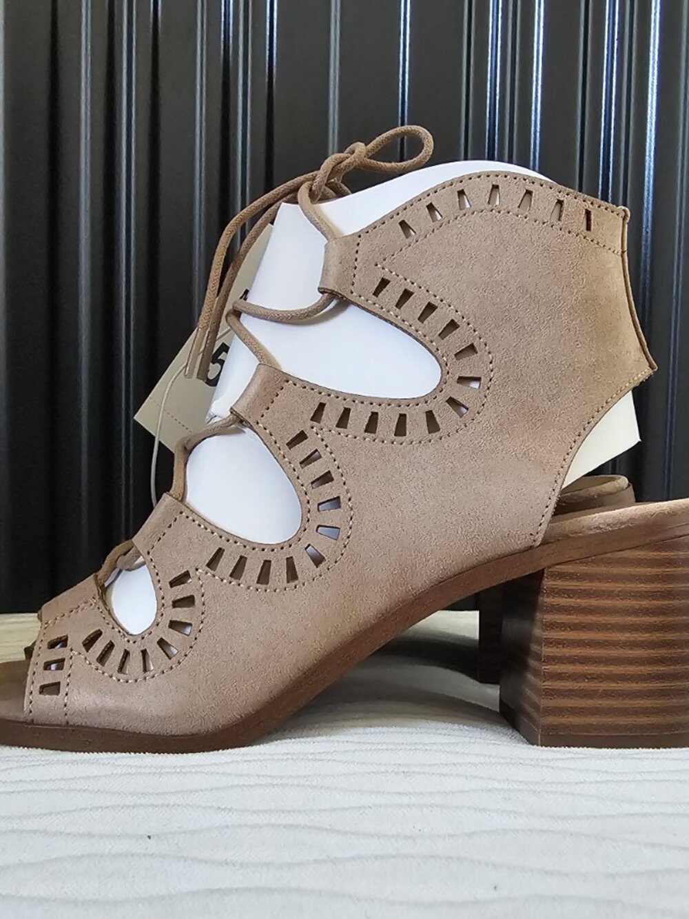 Mossimo Maeve Blush Suede Laser Cut Lace Up Block Heel Sandals Size 5.5 NWT - Picture 3 of 8